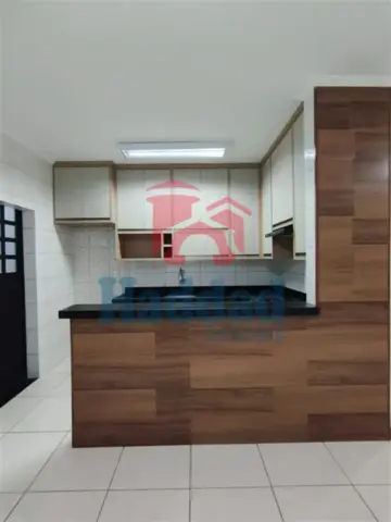 CASA MUITO BOA. MEIO LOTE, 2 QUARTOS SENDO 1 SUÍTE, ARMÁRIOS, COZINHA COM ARMARIOS E FOGÃO EMBUTIDO, SALA PARA 2 AMBIENTES COM BALCÃO, 2 VAGAS DE GARAGEM, PORTÃO BASCULANTE COM MOTOR, CURRASQUEIRA, PIA E ARMARIOS Ref: 15664 - IMG-20260915-WA0169