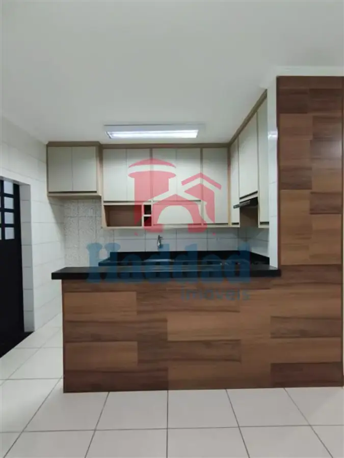 CASA MUITO BOA. MEIO LOTE, 2 QUARTOS SENDO 1 SUÍTE, ARMÁRIOS, COZINHA COM ARMARIOS E FOGÃO EMBUTIDO, SALA PARA 2 AMBIENTES COM BALCÃO, 2 VAGAS DE GARAGEM, PORTÃO BASCULANTE COM MOTOR, CURRASQUEIRA, PIA E ARMARIOS Ref: 15664 - IMG-20260915-WA0169