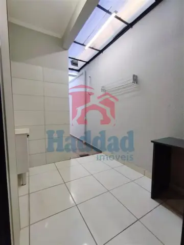 CASA MUITO BOA. MEIO LOTE, 2 QUARTOS SENDO 1 SUÍTE, ARMÁRIOS, COZINHA COM ARMARIOS E FOGÃO EMBUTIDO, SALA PARA 2 AMBIENTES COM BALCÃO, 2 VAGAS DE GARAGEM, PORTÃO BASCULANTE COM MOTOR, CURRASQUEIRA, PIA E ARMARIOS Ref: 15664 - IMG-20260915-WA0170