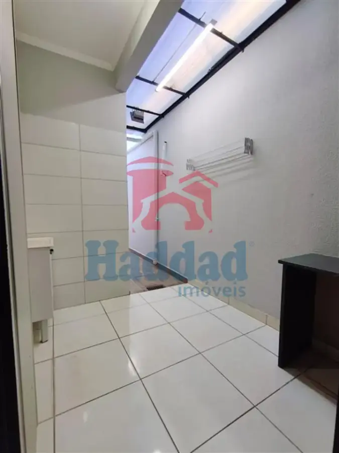 CASA MUITO BOA. MEIO LOTE, 2 QUARTOS SENDO 1 SUÍTE, ARMÁRIOS, COZINHA COM ARMARIOS E FOGÃO EMBUTIDO, SALA PARA 2 AMBIENTES COM BALCÃO, 2 VAGAS DE GARAGEM, PORTÃO BASCULANTE COM MOTOR, CURRASQUEIRA, PIA E ARMARIOS Ref: 15664 - IMG-20260915-WA0170