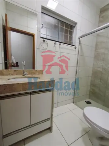 CASA MUITO BOA. MEIO LOTE, 2 QUARTOS SENDO 1 SUÍTE, ARMÁRIOS, COZINHA COM ARMARIOS E FOGÃO EMBUTIDO, SALA PARA 2 AMBIENTES COM BALCÃO, 2 VAGAS DE GARAGEM, PORTÃO BASCULANTE COM MOTOR, CURRASQUEIRA, PIA E ARMARIOS Ref: 15664 - IMG-20260915-WA0172
