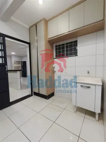 CASA MUITO BOA. MEIO LOTE, 2 QUARTOS SENDO 1 SUÍTE, ARMÁRIOS, COZINHA COM ARMARIOS E FOGÃO EMBUTIDO, SALA PARA 2 AMBIENTES COM BALCÃO, 2 VAGAS DE GARAGEM, PORTÃO BASCULANTE COM MOTOR, CURRASQUEIRA, PIA E ARMARIOS Ref: 15664 - IMG-20260915-WA0173
