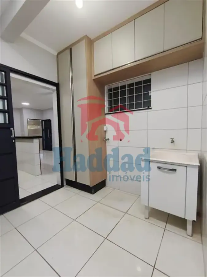 CASA MUITO BOA. MEIO LOTE, 2 QUARTOS SENDO 1 SUÍTE, ARMÁRIOS, COZINHA COM ARMARIOS E FOGÃO EMBUTIDO, SALA PARA 2 AMBIENTES COM BALCÃO, 2 VAGAS DE GARAGEM, PORTÃO BASCULANTE COM MOTOR, CURRASQUEIRA, PIA E ARMARIOS Ref: 15664 - IMG-20260915-WA0173