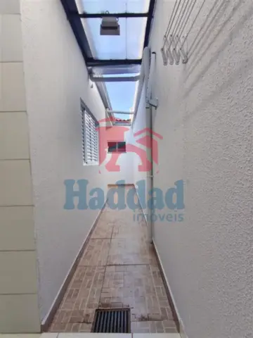 CASA MUITO BOA. MEIO LOTE, 2 QUARTOS SENDO 1 SUÍTE, ARMÁRIOS, COZINHA COM ARMARIOS E FOGÃO EMBUTIDO, SALA PARA 2 AMBIENTES COM BALCÃO, 2 VAGAS DE GARAGEM, PORTÃO BASCULANTE COM MOTOR, CURRASQUEIRA, PIA E ARMARIOS Ref: 15664 - IMG-20260915-WA0177