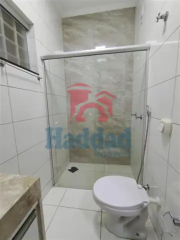 CASA MUITO BOA. MEIO LOTE, 2 QUARTOS SENDO 1 SUÍTE, ARMÁRIOS, COZINHA COM ARMARIOS E FOGÃO EMBUTIDO, SALA PARA 2 AMBIENTES COM BALCÃO, 2 VAGAS DE GARAGEM, PORTÃO BASCULANTE COM MOTOR, CURRASQUEIRA, PIA E ARMARIOS Ref: 15664 - IMG-20260915-WA0178
