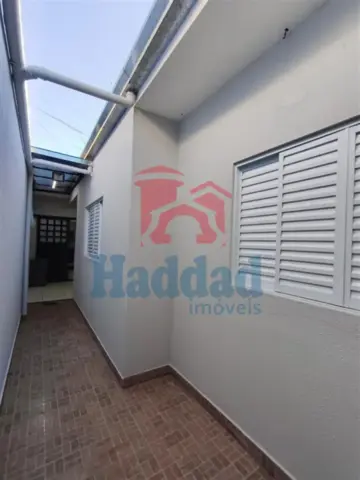 CASA MUITO BOA. MEIO LOTE, 2 QUARTOS SENDO 1 SUÍTE, ARMÁRIOS, COZINHA COM ARMARIOS E FOGÃO EMBUTIDO, SALA PARA 2 AMBIENTES COM BALCÃO, 2 VAGAS DE GARAGEM, PORTÃO BASCULANTE COM MOTOR, CURRASQUEIRA, PIA E ARMARIOS Ref: 15664 - IMG-20260915-WA0180