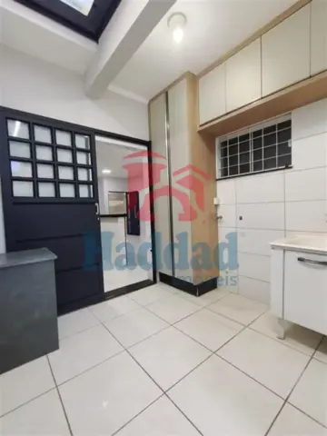 CASA MUITO BOA. MEIO LOTE, 2 QUARTOS SENDO 1 SUÍTE, ARMÁRIOS, COZINHA COM ARMARIOS E FOGÃO EMBUTIDO, SALA PARA 2 AMBIENTES COM BALCÃO, 2 VAGAS DE GARAGEM, PORTÃO BASCULANTE COM MOTOR, CURRASQUEIRA, PIA E ARMARIOS Ref: 15664 - IMG-20260915-WA0182