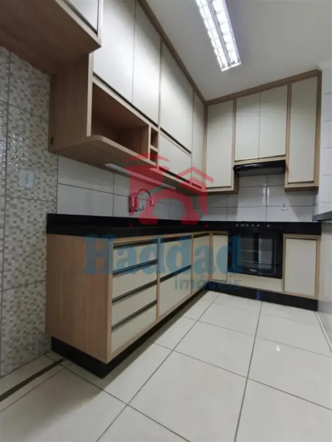 CASA MUITO BOA. MEIO LOTE, 2 QUARTOS SENDO 1 SUÍTE, ARMÁRIOS, COZINHA COM ARMARIOS E FOGÃO EMBUTIDO, SALA PARA 2 AMBIENTES COM BALCÃO, 2 VAGAS DE GARAGEM, PORTÃO BASCULANTE COM MOTOR, CURRASQUEIRA, PIA E ARMARIOS Ref: 15664 - IMG-20260915-WA0185