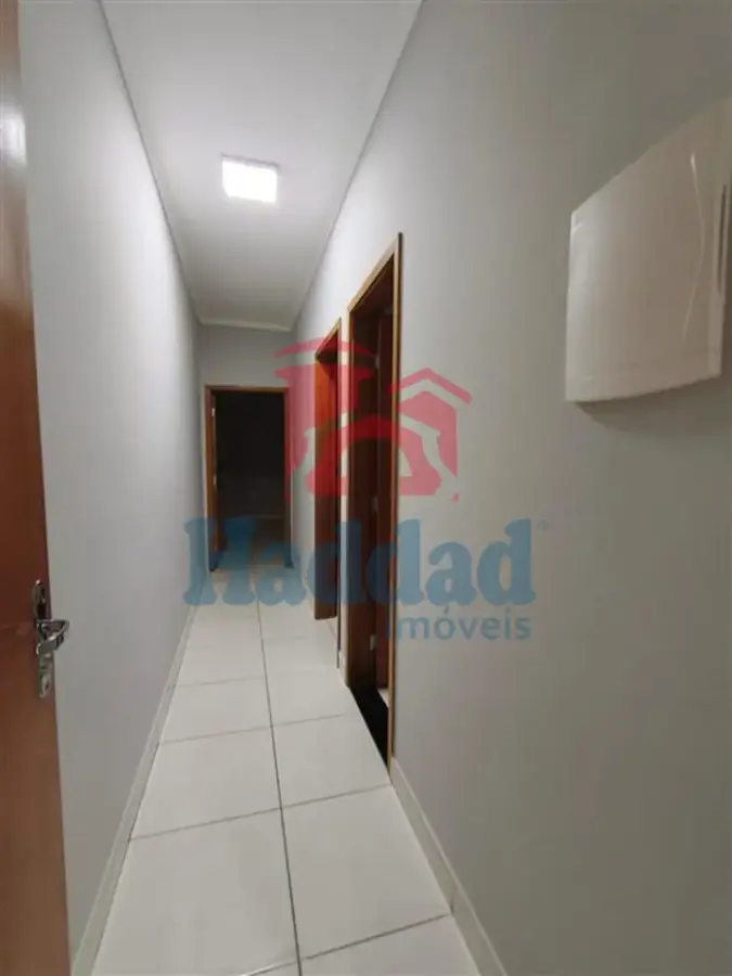 CASA MUITO BOA. MEIO LOTE, 2 QUARTOS SENDO 1 SUÍTE, ARMÁRIOS, COZINHA COM ARMARIOS E FOGÃO EMBUTIDO, SALA PARA 2 AMBIENTES COM BALCÃO, 2 VAGAS DE GARAGEM, PORTÃO BASCULANTE COM MOTOR, CURRASQUEIRA, PIA E ARMARIOS Ref: 15664 - IMG-20260915-WA0186