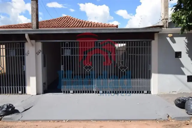 IMÓVEL COM OTIMA LOCALIZAÇÃO COM TRES DORMITÓRIOS Ref: 4457 - F15518A