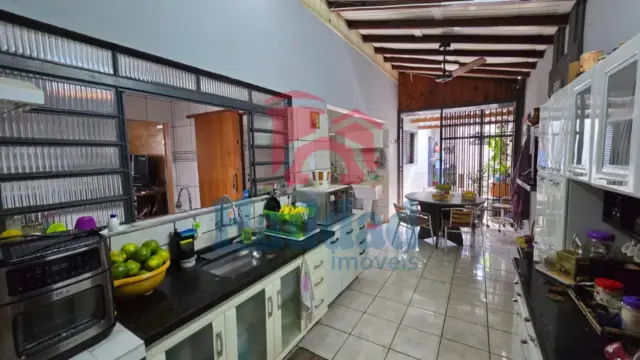 CASA COM EXELENTE LOCALIZAÇÃO E PROXIMO CENTRO Ref: 15683 - 001 (12)