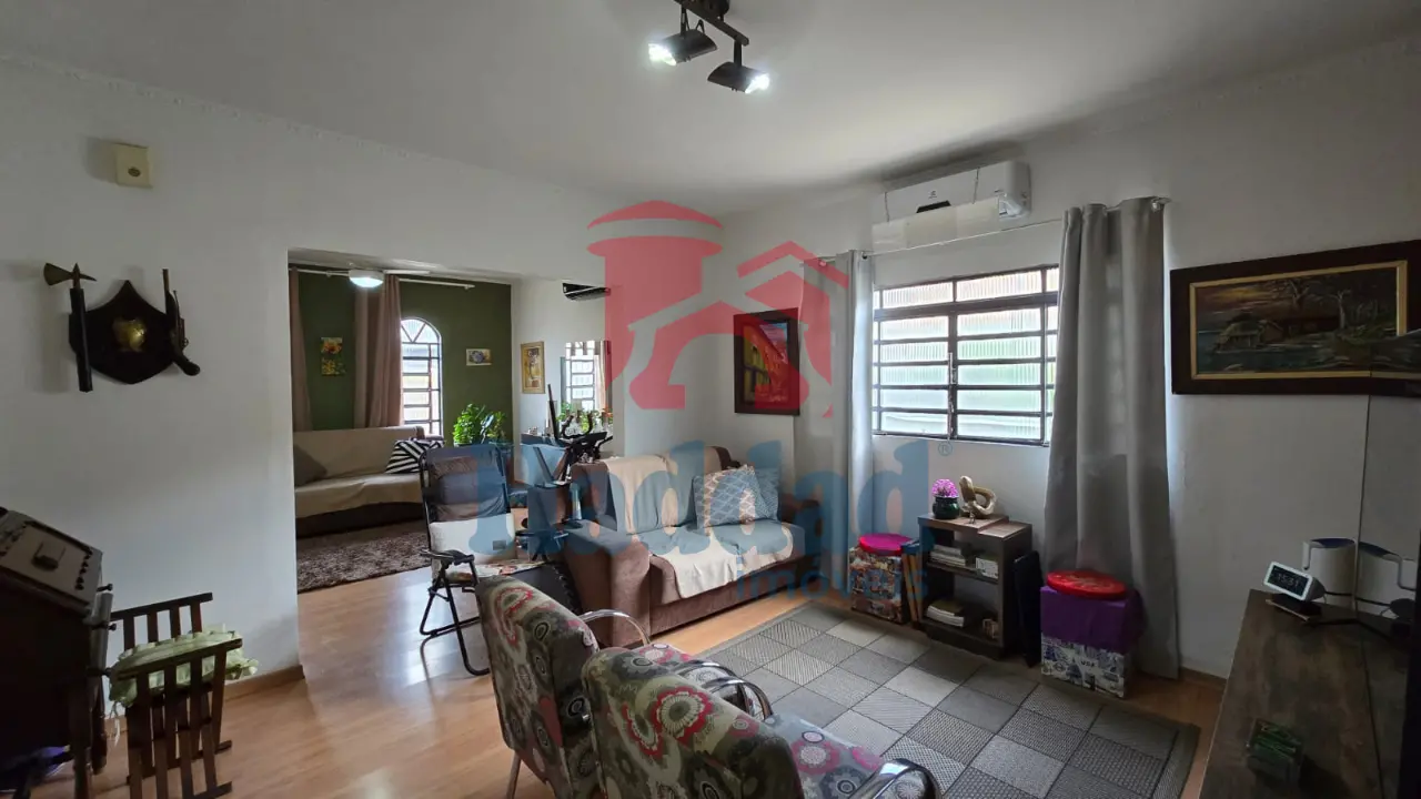CASA COM EXELENTE LOCALIZAÇÃO E PROXIMO CENTRO Ref: 15683 - 001 (23)