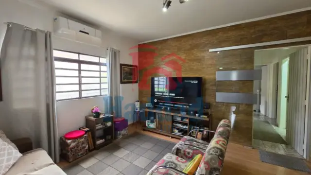 CASA COM EXELENTE LOCALIZAÇÃO E PROXIMO CENTRO Ref: 15683 - 001 (24)
